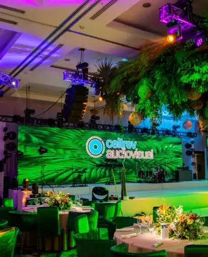 Equipo Celtrev ajustando luces en noche temática