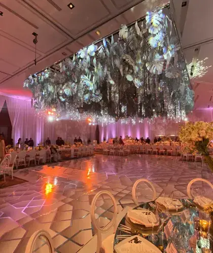 Detalle de pareja celebrando con iluminación cálida